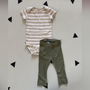 Old Navy & Carter's|Baby girl neutral Striped Onesie & Olive ribbed leggings•••